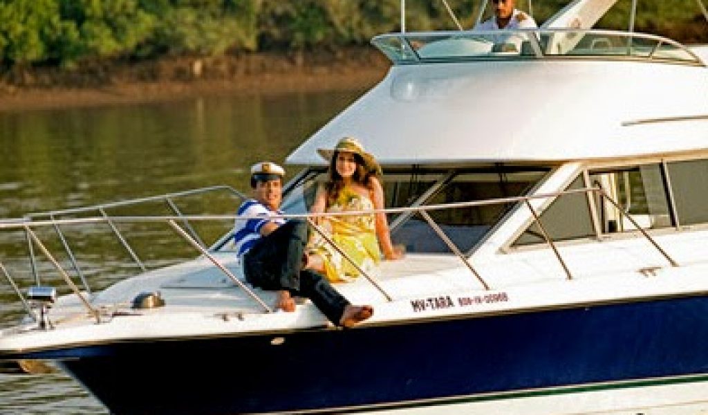 Goa-yacht-rental-bayliner-discovery-4