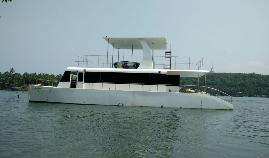 family-yacht-goa-1